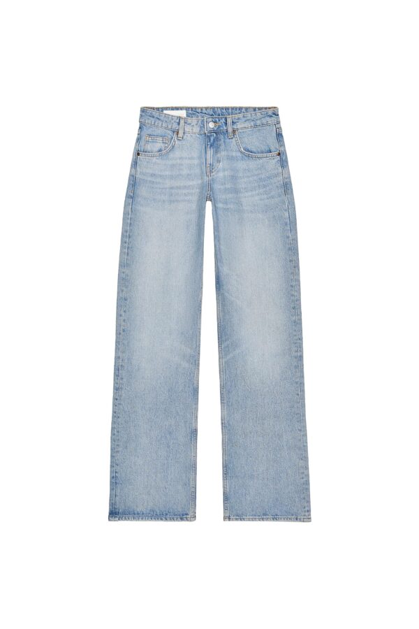 Effortless Cool: Spring 2025 Women’s Light Blue Low-Waisted Wide-Leg Jeans
