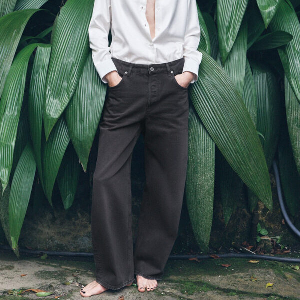 Classic Made Modern: Spring 2025 Women’s Gray Cotton Mid-Rise Straight-Leg Jeans
