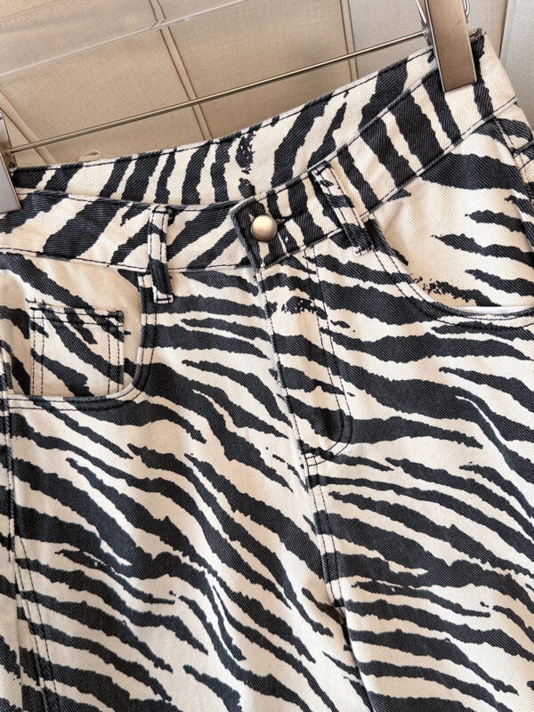 主图-04 Vintage Zebra-Print Washed Wide-Leg Denim Pants — Bold Retro & Effortless Drape